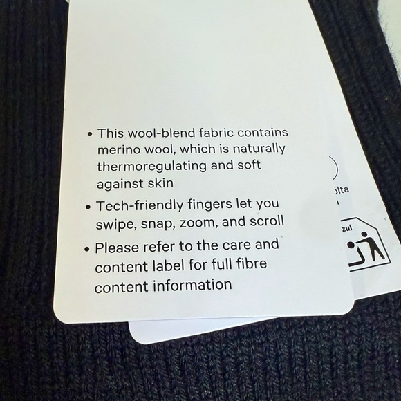 NWT Lululemon Warm Revelation Gloves in Black, Size M - Picture 4 of 4